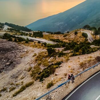 Przełom sierpnia i września to dla nas czas wyjazdów motocyklowych. W zeszłym roku odwiedziliśmy Bałkany a w tym Serbię, Czarnogórę , Albanię, Macedonię i Kosowo.Już planujemy tegoroczny trip. Macie dla nas jakieś swoje propozycje kierunków na wyjazd motocyklowy?#epicmototrip #mototrip #wyprawymotocyklowe #djiphoto #dronephotography #motocykle #motocykl #motocyklista #mountcika #sixs @sixs_polandNa poniższym zdjęciu uchwyconym z drona #mavicair2 widoczne winkle prowadzące z gór do samiutkiej plaży. Mount Cika w Albani.