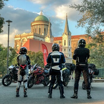 Nasza tegoroczna przygoda rozpoczęta i pierwsze setki kilometrów za nami.Trip motocyklowy to niesamowite przeżycie … ogólnie polecam, a im dalej tym lepiej!👍#epictrip #tripmotocyklowy #motocykle #motocykl #motocyklista #triumphspeedtriple #hondadeadpool #ktm1290superduker #suzukivstrom650